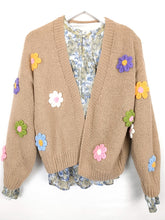 Lade das Bild in den Galerie-Viewer, STRICK JACKE BEIGE FLOWERS ONE SIZE
