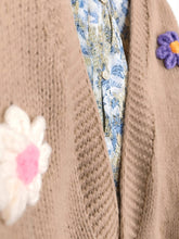 Lade das Bild in den Galerie-Viewer, STRICK JACKE BEIGE FLOWERS ONE SIZE
