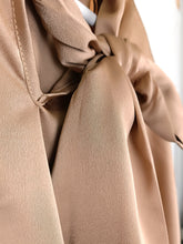 Lade das Bild in den Galerie-Viewer, SCHLUPPEN BLUSE SATIN GOLD-BEIGE ONE SIZE
