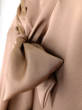 Lade das Bild in den Galerie-Viewer, SCHLUPPEN BLUSE SATIN GOLD-BEIGE ONE SIZE
