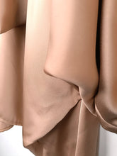 Lade das Bild in den Galerie-Viewer, SCHLUPPEN BLUSE SATIN GOLD-BEIGE ONE SIZE

