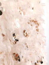 Lade das Bild in den Galerie-Viewer, TOP MIT PAILLETTEN UND FEDERN CHAMPAGNER ONE SIZE
