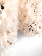 Lade das Bild in den Galerie-Viewer, TOP MIT PAILLETTEN UND FEDERN CHAMPAGNER ONE SIZE
