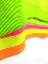 Lade das Bild in den Galerie-Viewer, MISS GOODLIFE V-NECK LOVE GRÜN NEON PINK
