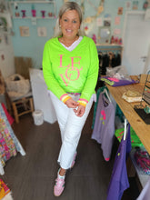 Lade das Bild in den Galerie-Viewer, MISS GOODLIFE V-NECK LOVE GRÜN NEON PINK
