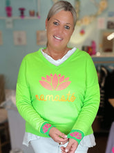 Lade das Bild in den Galerie-Viewer, MISS GOODLIFE V-NECK NAMASTÉ GLITTER GRÜN NEON PINK ORANGE
