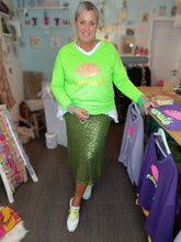 Lade das Bild in den Galerie-Viewer, MISS GOODLIFE V-NECK NAMASTÉ GLITTER GRÜN NEON PINK ORANGE
