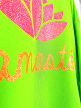 Lade das Bild in den Galerie-Viewer, MISS GOODLIFE V-NECK NAMASTÉ GLITTER GRÜN NEON PINK ORANGE
