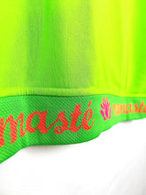 Lade das Bild in den Galerie-Viewer, MISS GOODLIFE V-NECK NAMASTÉ GLITTER GRÜN NEON PINK ORANGE
