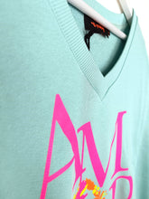 Lade das Bild in den Galerie-Viewer, MISS GOODLIFE V-NECK AMOUR PEACE LIGHTBLUE NEONPINK
