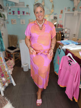 Lade das Bild in den Galerie-Viewer, DRESS LOIS MENTAWAI FUCHSIA-ORANGE HOT LAVA
