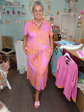 Lade das Bild in den Galerie-Viewer, DRESS LOIS MENTAWAI FUCHSIA-ORANGE HOT LAVA
