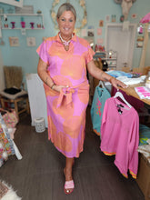 Lade das Bild in den Galerie-Viewer, DRESS LOIS MENTAWAI FUCHSIA-ORANGE HOT LAVA
