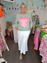 Lade das Bild in den Galerie-Viewer, MISS GOODLIFE ROUNDNECK &quot;BIG HEART&quot; ALMOND
