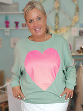 Lade das Bild in den Galerie-Viewer, MISS GOODLIFE ROUNDNECK &quot;BIG HEART&quot; ALMOND
