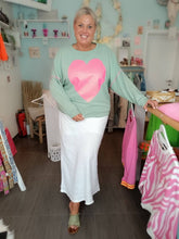 Lade das Bild in den Galerie-Viewer, MISS GOODLIFE ROUNDNECK &quot;BIG HEART&quot; ALMOND
