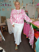 Lade das Bild in den Galerie-Viewer, MISS GOODLIFE ROUNDNECK &quot;L(I)EBE&quot; ZEBRA STRASS ROSÉ
