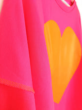 Lade das Bild in den Galerie-Viewer, MISS GOODLIFE ROUNDNECK &quot;BIG HEART&quot; NEON PINK
