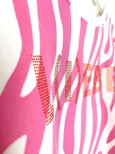 Lade das Bild in den Galerie-Viewer, MISS GOODLIFE ROUNDNECK &quot;L(I)EBE&quot; ZEBRA STRASS ROSÉ
