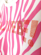 Lade das Bild in den Galerie-Viewer, MISS GOODLIFE ROUNDNECK &quot;L(I)EBE&quot; ZEBRA STRASS ROSÉ
