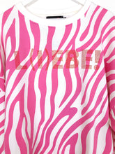 Lade das Bild in den Galerie-Viewer, MISS GOODLIFE ROUNDNECK &quot;L(I)EBE&quot; ZEBRA STRASS ROSÉ
