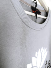 Lade das Bild in den Galerie-Viewer, MISS GOODLIFE SWEATER ROUNDNECK DOUBLE NAMASTÉ GREY
