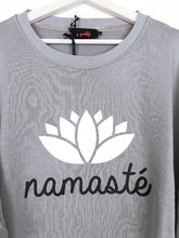 Lade das Bild in den Galerie-Viewer, MISS GOODLIFE SWEATER ROUNDNECK DOUBLE NAMASTÉ GREY
