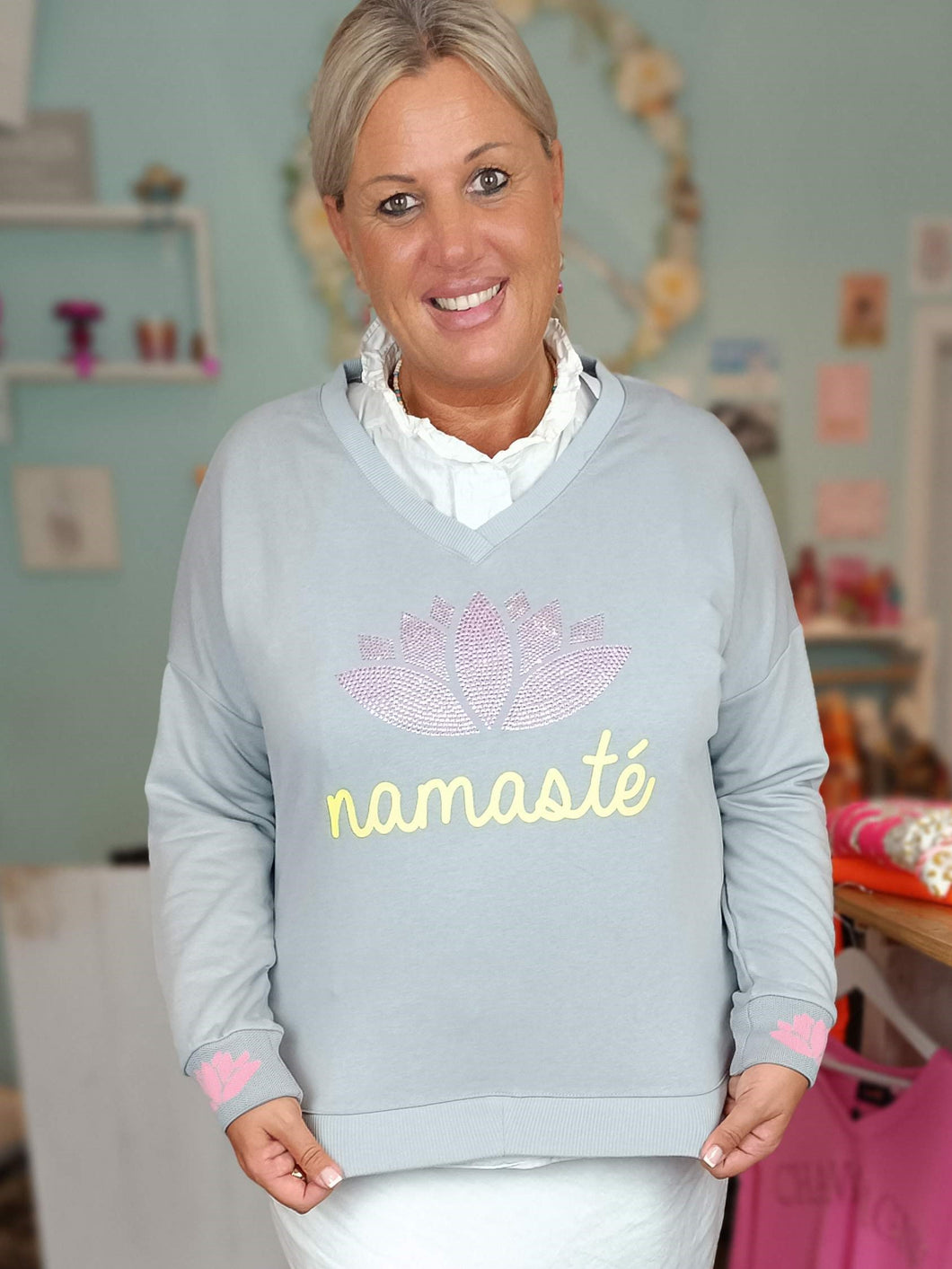 MISS GOODLIFE SWEATER V-NECK NAMASTÉ STRASS GREY