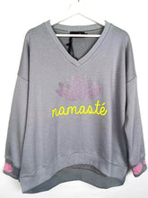 Lade das Bild in den Galerie-Viewer, MISS GOODLIFE SWEATER V-NECK NAMASTÉ STRASS GREY
