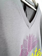 Lade das Bild in den Galerie-Viewer, MISS GOODLIFE SWEATER V-NECK NAMASTÉ STRASS GREY
