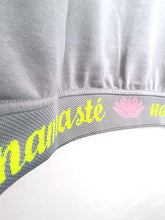 Lade das Bild in den Galerie-Viewer, MISS GOODLIFE SWEATER V-NECK NAMASTÉ STRASS GREY
