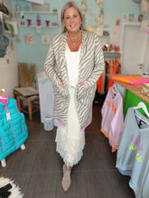 Lade das Bild in den Galerie-Viewer, CARDIGAN SCHALKRAGEN &quot;ZEBRA&quot; BEIGE ONE SIZE
