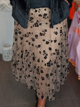Lade das Bild in den Galerie-Viewer, TÜLL MAXI ROCK CAMEL BLACK FLOWERS ONE SIZE
