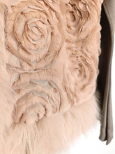 Lade das Bild in den Galerie-Viewer, FELL WESTE FAKE FUR BEIGE ROSES
