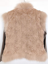 Lade das Bild in den Galerie-Viewer, FELL WESTE FAKE FUR BEIGE ROSES
