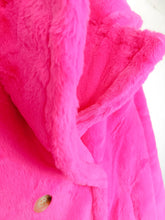 Lade das Bild in den Galerie-Viewer, KUSCHELJACKE DOPPELREIHER &quot;CLASSIC&quot; NEONPINK
