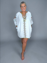 Lade das Bild in den Galerie-Viewer, S26 455 DRESS PLACE DU SOLEIL WHITE OLD ROSA GREEN FLOWER EMBR
