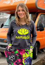 Lade das Bild in den Galerie-Viewer, MISS GOODLIFE V-NECK NAMASTÉ - ANTHRACITE/NEONYELLOW
