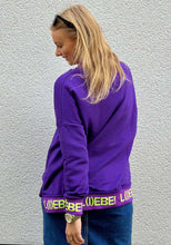 Lade das Bild in den Galerie-Viewer, MISS GOODLIFE V-NECK L(I)EBE STRASS LILAC/NEONYELLOW
