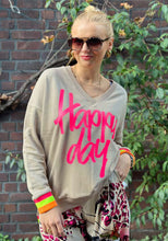 Lade das Bild in den Galerie-Viewer, MISS GOODLIFE V-NECK HAPPY DAY HAPPY WEEKEND SAND/NEONPINK
