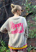 Lade das Bild in den Galerie-Viewer, MISS GOODLIFE V-NECK HAPPY DAY HAPPY WEEKEND SAND/NEONPINK
