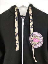 Lade das Bild in den Galerie-Viewer, HOODIE JACKE BW &quot;LEO PATCH&quot; SCHWARZ
