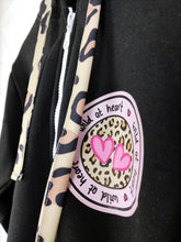 Lade das Bild in den Galerie-Viewer, HOODIE JACKE BW &quot;LEO PATCH&quot; SCHWARZ
