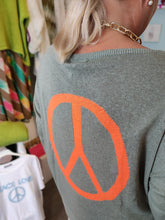 Lade das Bild in den Galerie-Viewer, PULLOVER &quot;PEACE&quot; OLIV ORANGE ONE SIZE
