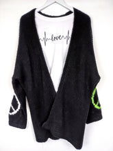 Lade das Bild in den Galerie-Viewer, STRICKJACKE CARDIGAN WOLLMIX &quot;PEACE&quot; BLACK ONE SIZE
