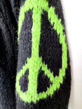 Lade das Bild in den Galerie-Viewer, STRICKJACKE CARDIGAN WOLLMIX &quot;PEACE&quot; BLACK ONE SIZE
