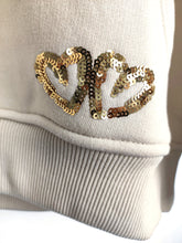 Lade das Bild in den Galerie-Viewer, HOODIE ZWILLINGSHERZ BW &quot;DOREA&quot; LOVE BEIGE ONE SIZE
