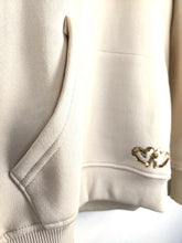 Lade das Bild in den Galerie-Viewer, HOODIE ZWILLINGSHERZ BW &quot;DOREA&quot; LOVE BEIGE ONE SIZE
