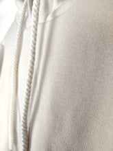 Lade das Bild in den Galerie-Viewer, HOODIE ZWILLINGSHERZ BW &quot;DOREA&quot; LOVE BEIGE ONE SIZE
