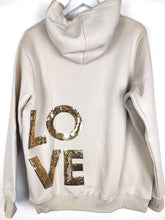 Lade das Bild in den Galerie-Viewer, HOODIE ZWILLINGSHERZ BW &quot;DOREA&quot; LOVE BEIGE ONE SIZE

